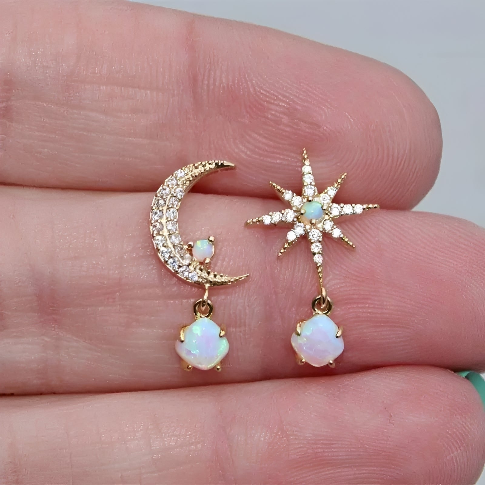 Carol – Goldene und Opal Mond- und Sterne Ohrringe