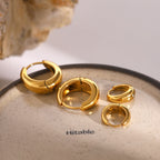 Iris – Geometrische Huggie Creolen in Gold