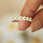 Charlie – Verstellbarer Ring aus Silber mit handbemaltem Gänseblümchen