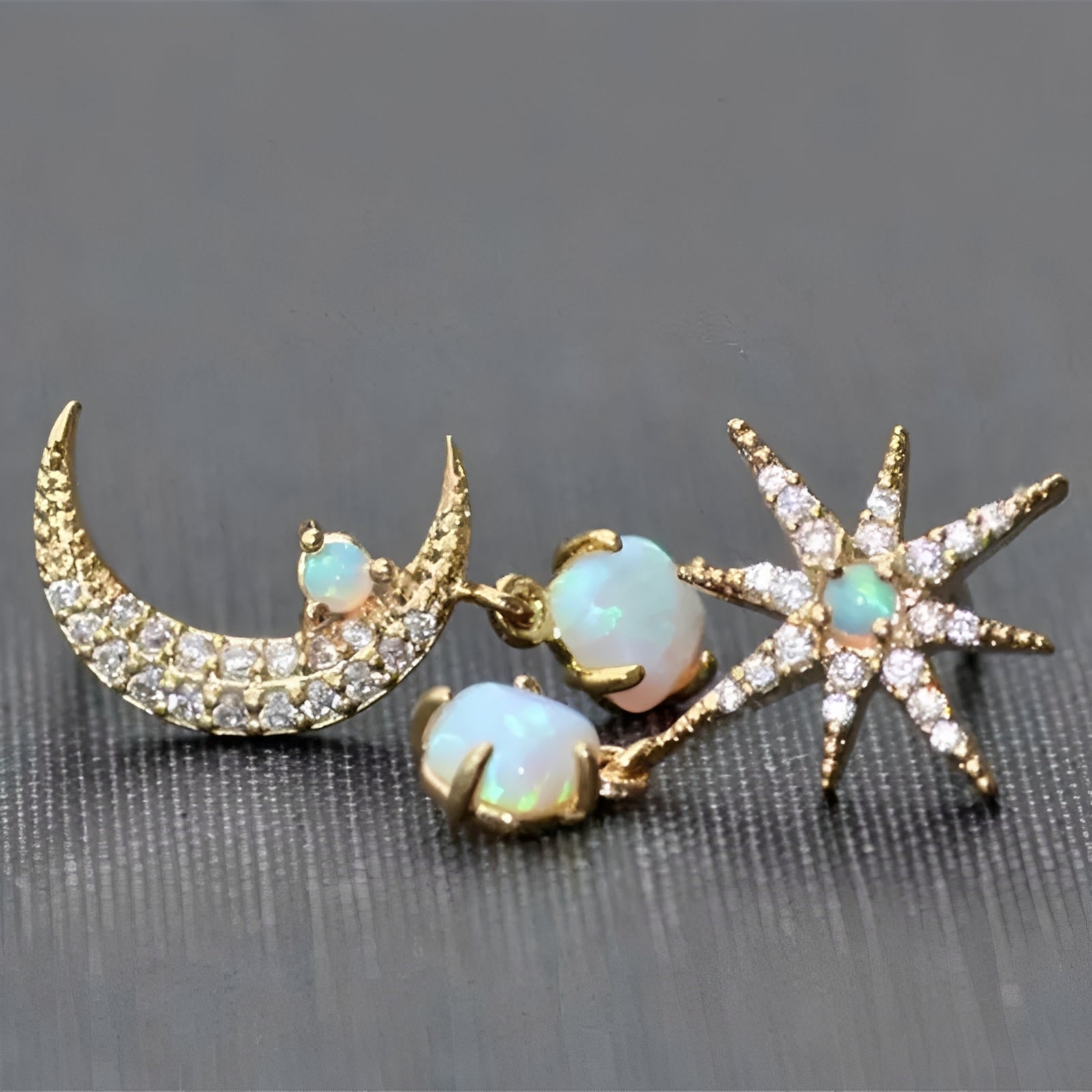 Carol – Goldene und Opal Mond- und Sterne Ohrringe