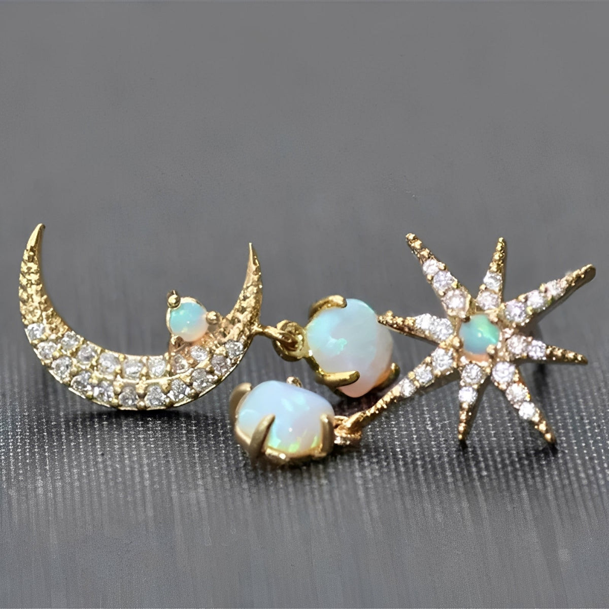 Astra – Goldene Ohrringe Mond & Stern in Opal
