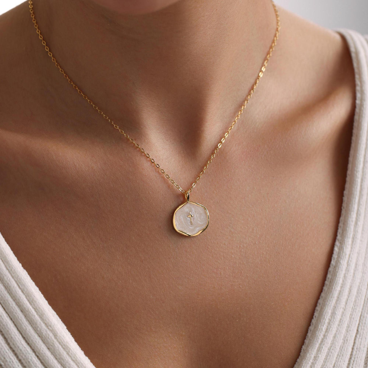 Damen Medaillon-Anhängerkette mit Kreuzmotiv und strukturiertem Design
