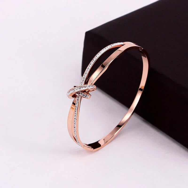 Dalia – Armreif mit elegantem Knoten