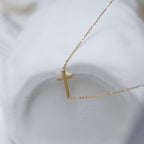 Nelly – Kette Minimalistisches Kreuz Gold