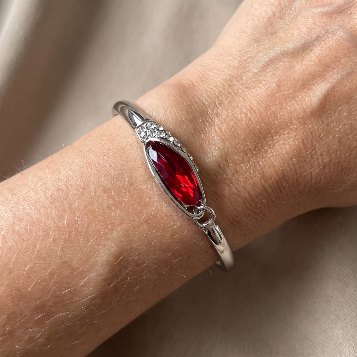 Miku – Stilvolles Armband Geschmückt mit Saphiren