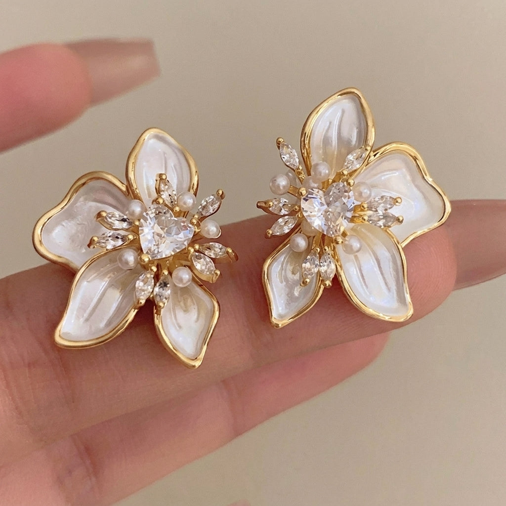 Damen Ohrstecker im Blumenstil mit Herzdetail und blütenblattähnlichen Perlen