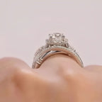 Ivanna – Ring mit Glitzernden Zirkonen Verschlungen