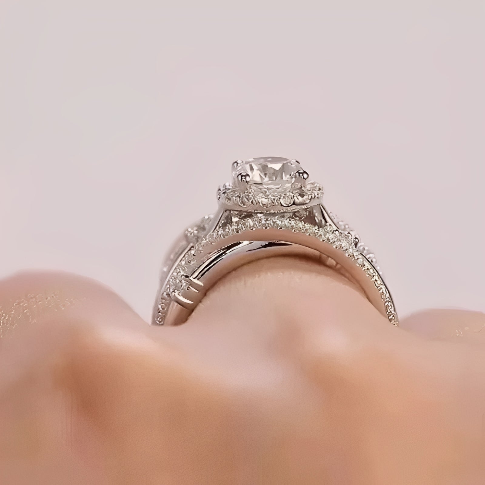 Ivanna – Ring mit Glitzernden Zirkonen Verschlungen