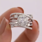 Ivanna – Ring mit Glitzernden Zirkonen Verschlungen