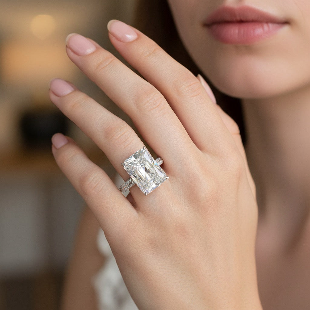 Jade – Ring mit Übergroßem Zirkon