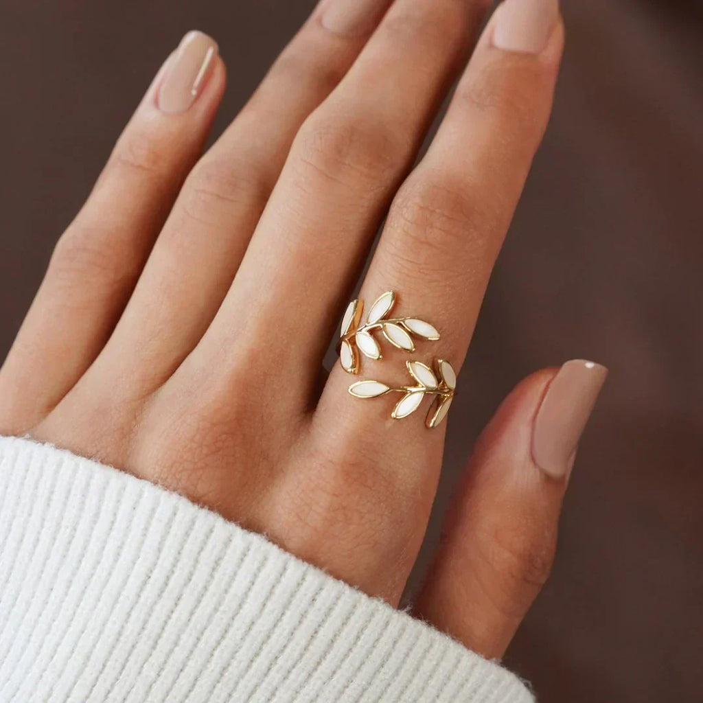 Sylvie – Offener Ring aus Silber und hellem Opal