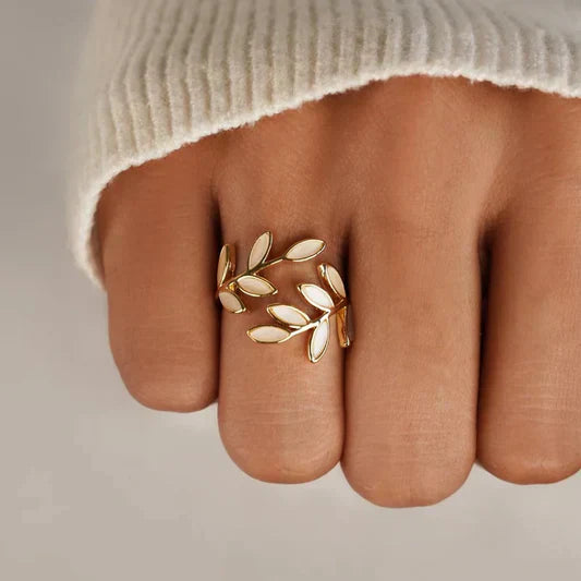 Sylvie – Offener Ring aus Silber und hellem Opal