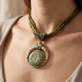 Raya – Goldene Kette mit Grünem Anhänger