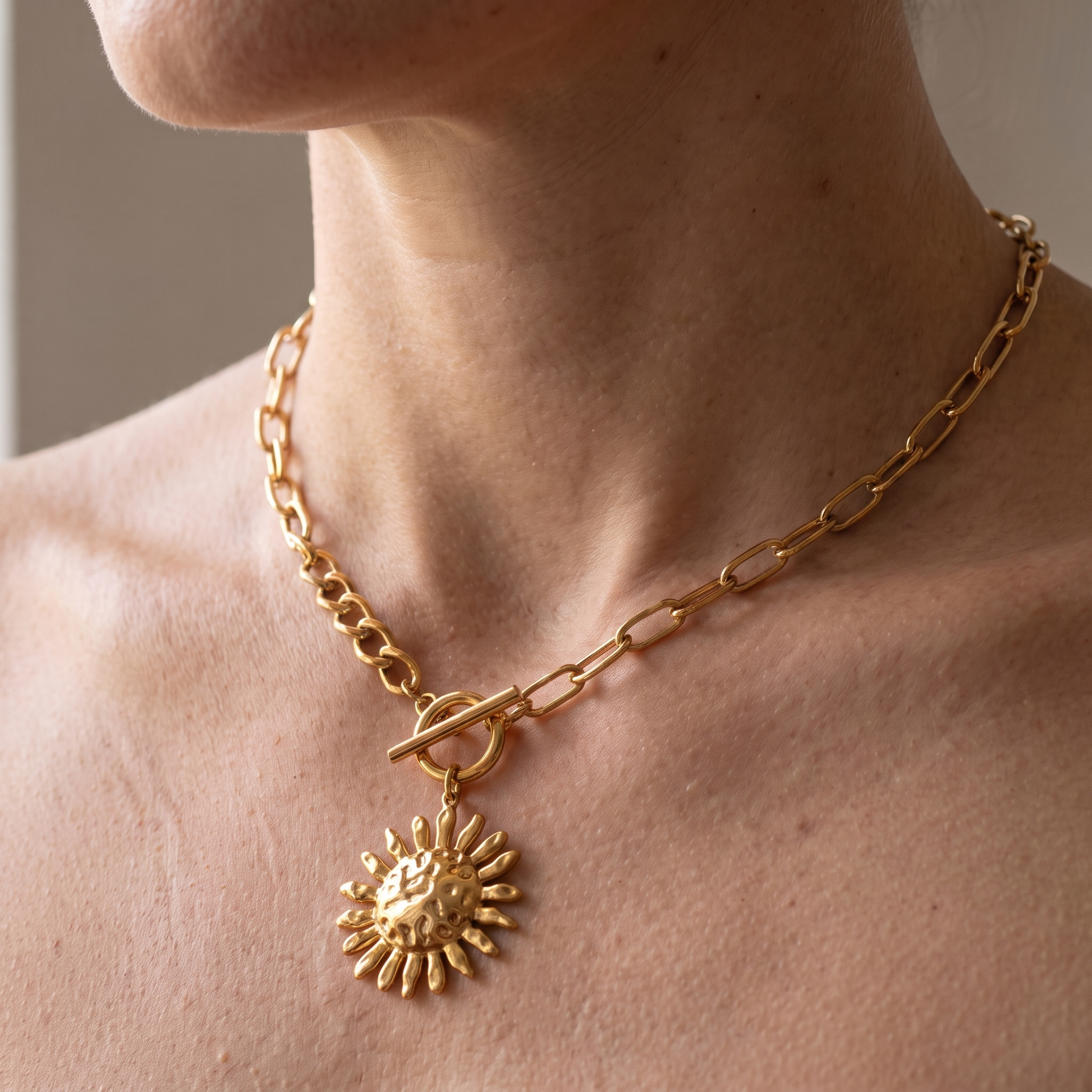 Milly – Auffällige Halskette mit goldener Sonnenblume
