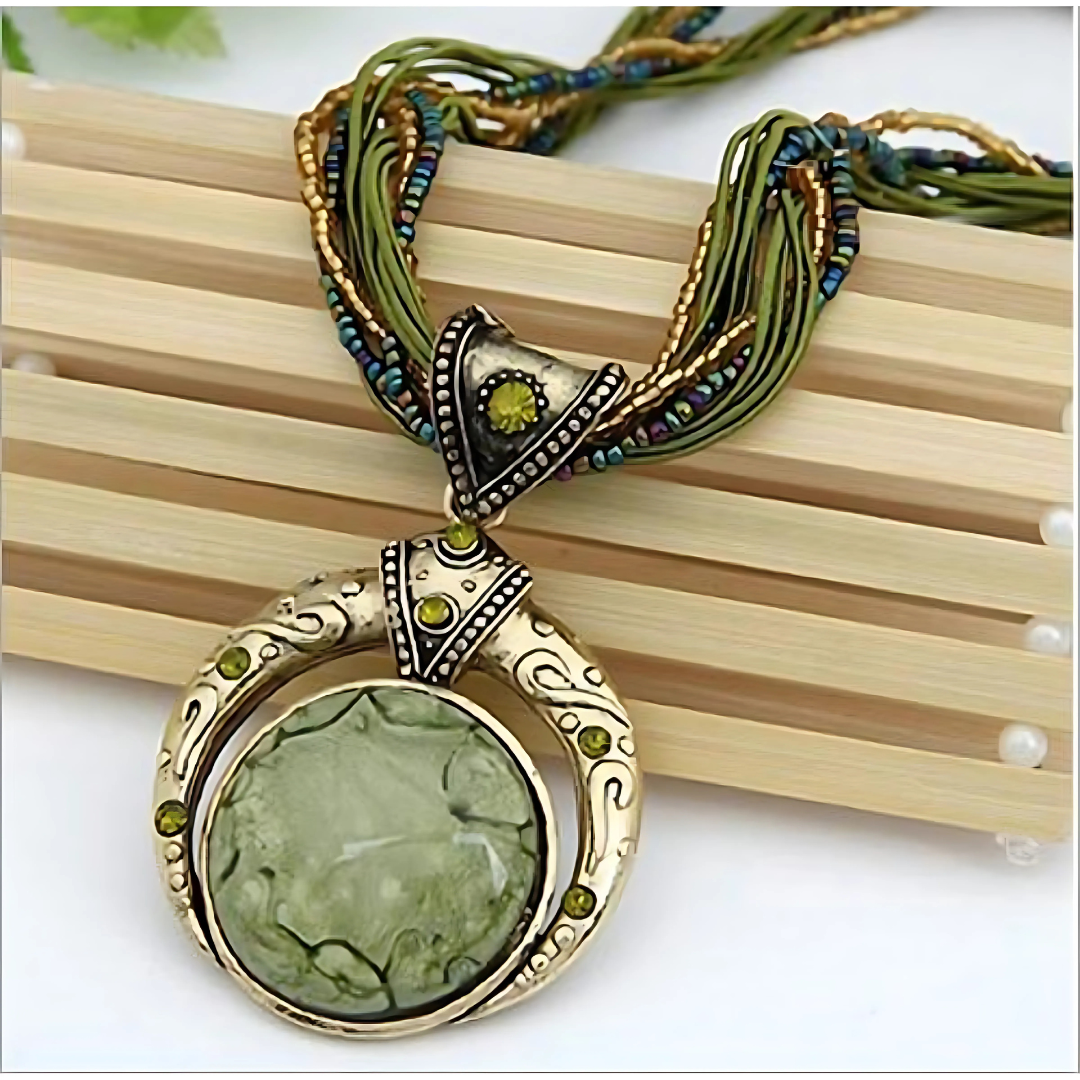 Raya – Goldene Kette mit Grünem Anhänger