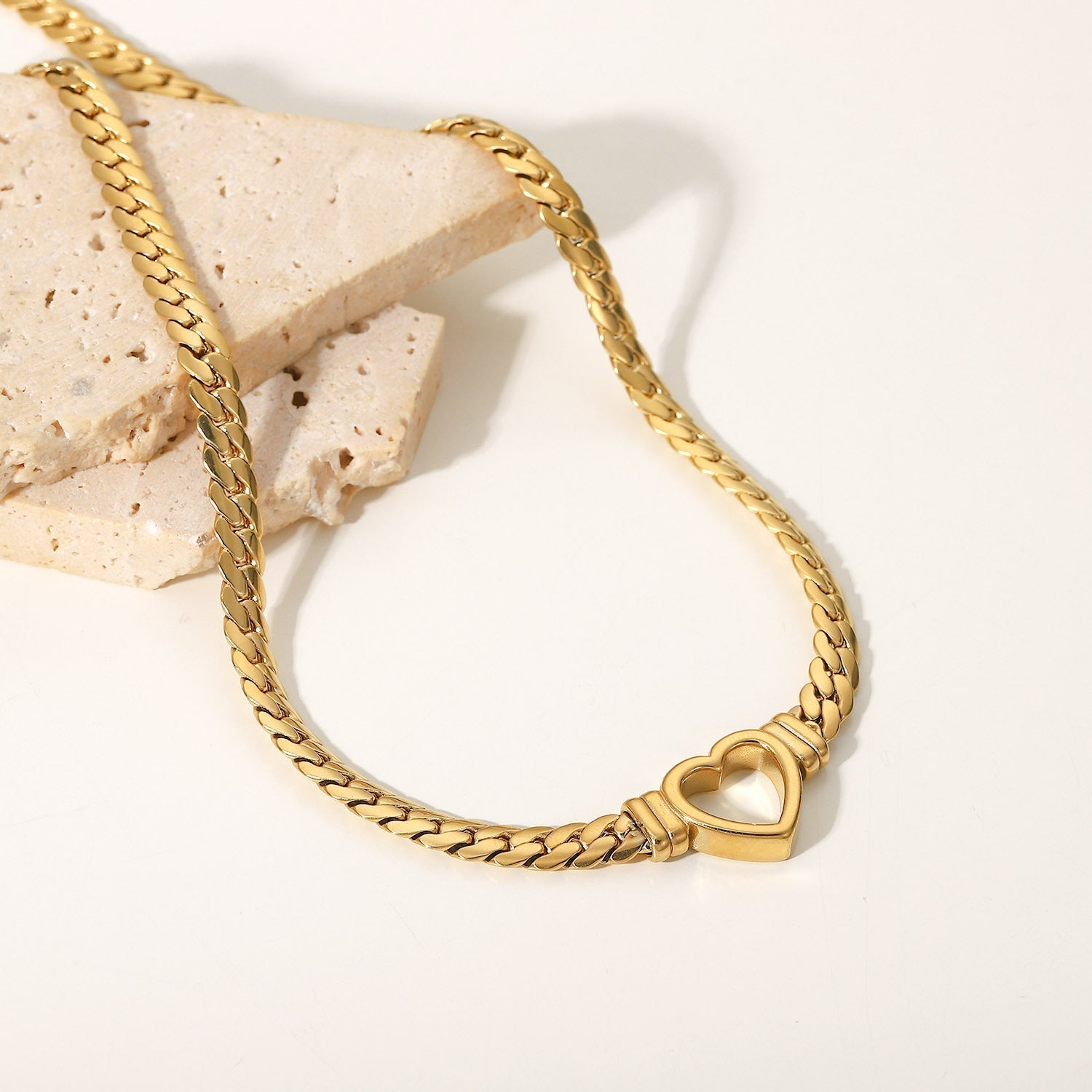 Ara – Herz-Halskette in Gold