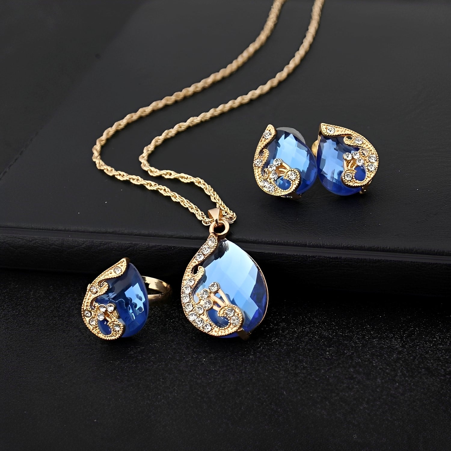 Pia – Schmuckset Halskette und Ohrringe aus blauen und goldenen Kristallen