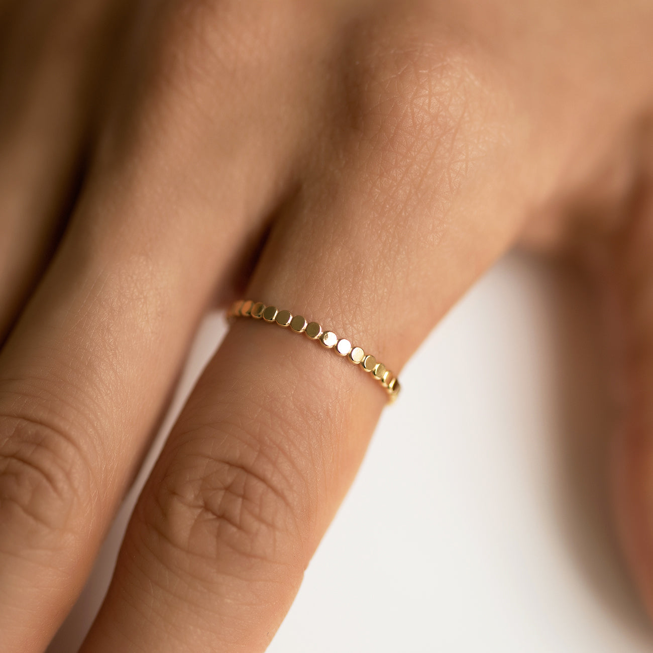 Luna - Flacher Ring mit Perlen