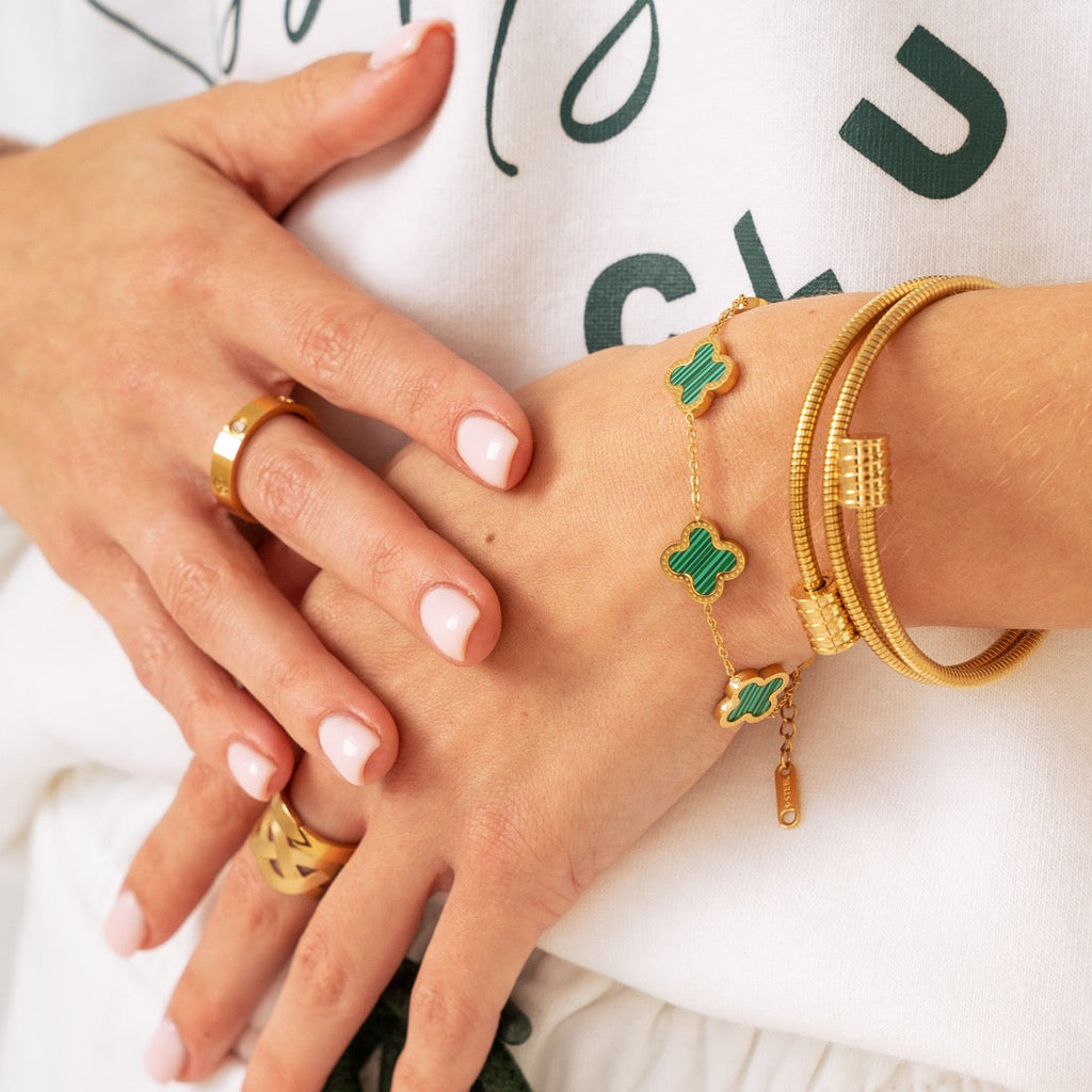 Angie – Armreif mit gedrehtem Design in Gold