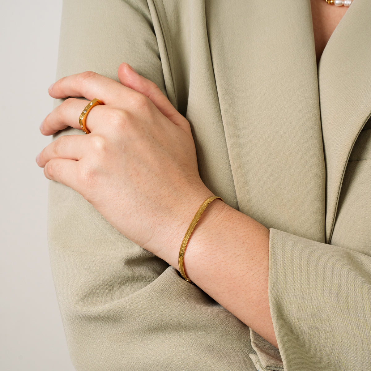 Livia – Schlangenarmband Gold Elegant