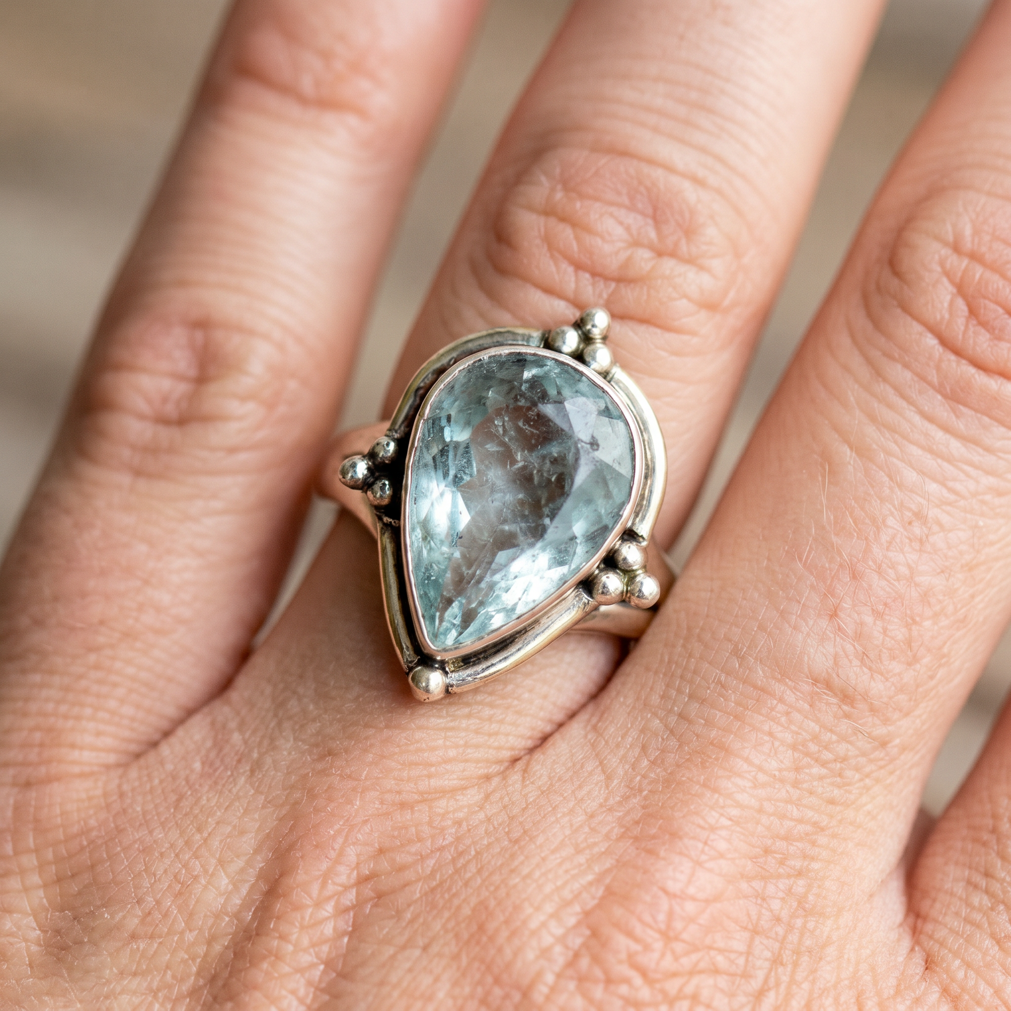 Jasmine – Vintage-Ring mit blauem Kristall