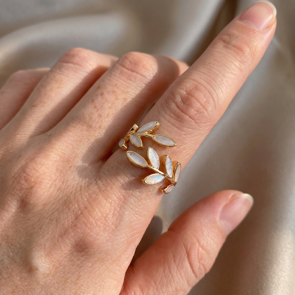 Auriane – Goldener Ring Blatt & Weißer Opal
