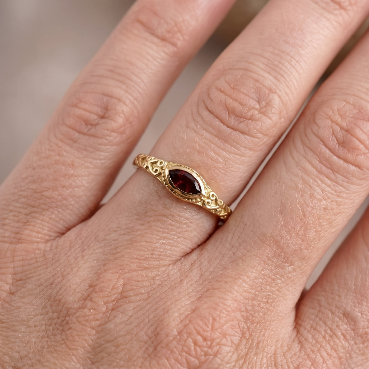 Olga – Ring aus Gold mit rotem Retro-Stein