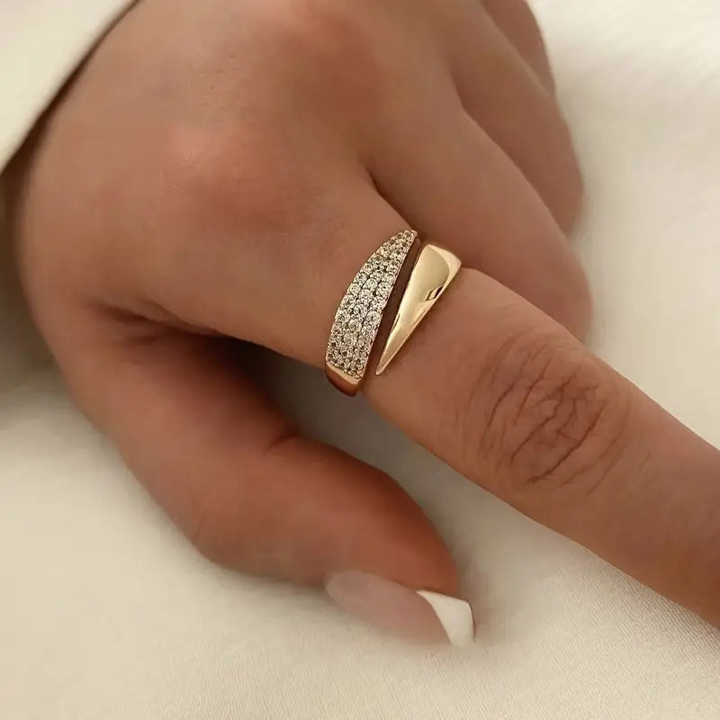 Emiko – Ring aus Gelbgold mit Strahlenden Steinen