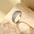 Emiko – Ring aus Gelbgold mit Strahlenden Steinen