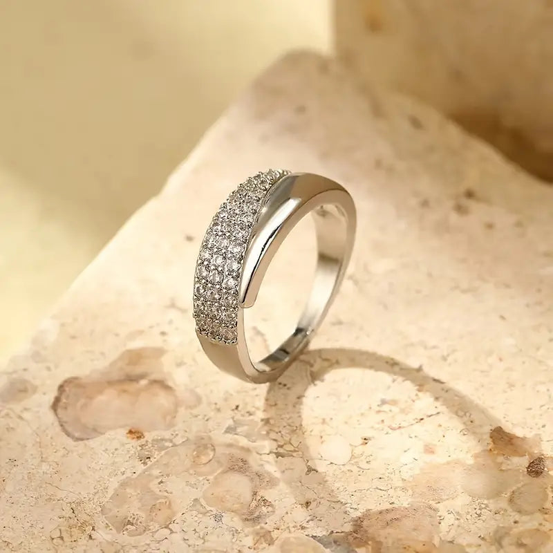 Emiko – Ring aus Gelbgold mit Strahlenden Steinen