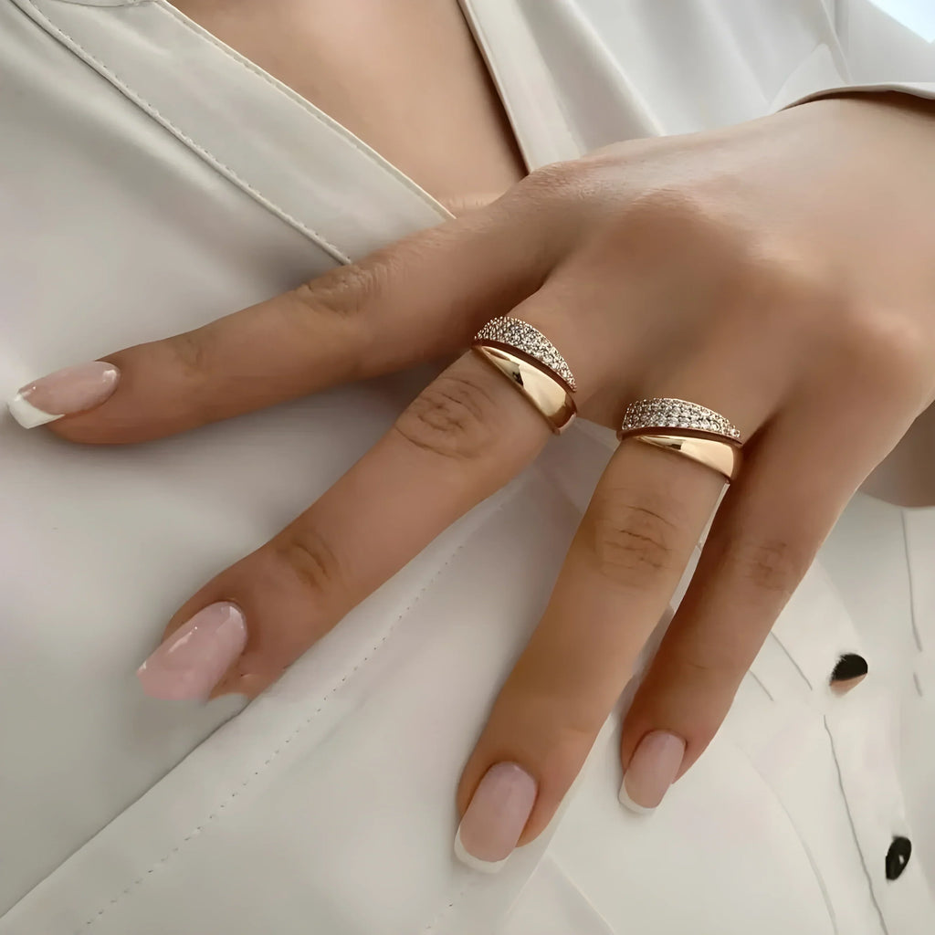 Emiko – Ring aus Gelbgold mit Strahlenden Steinen