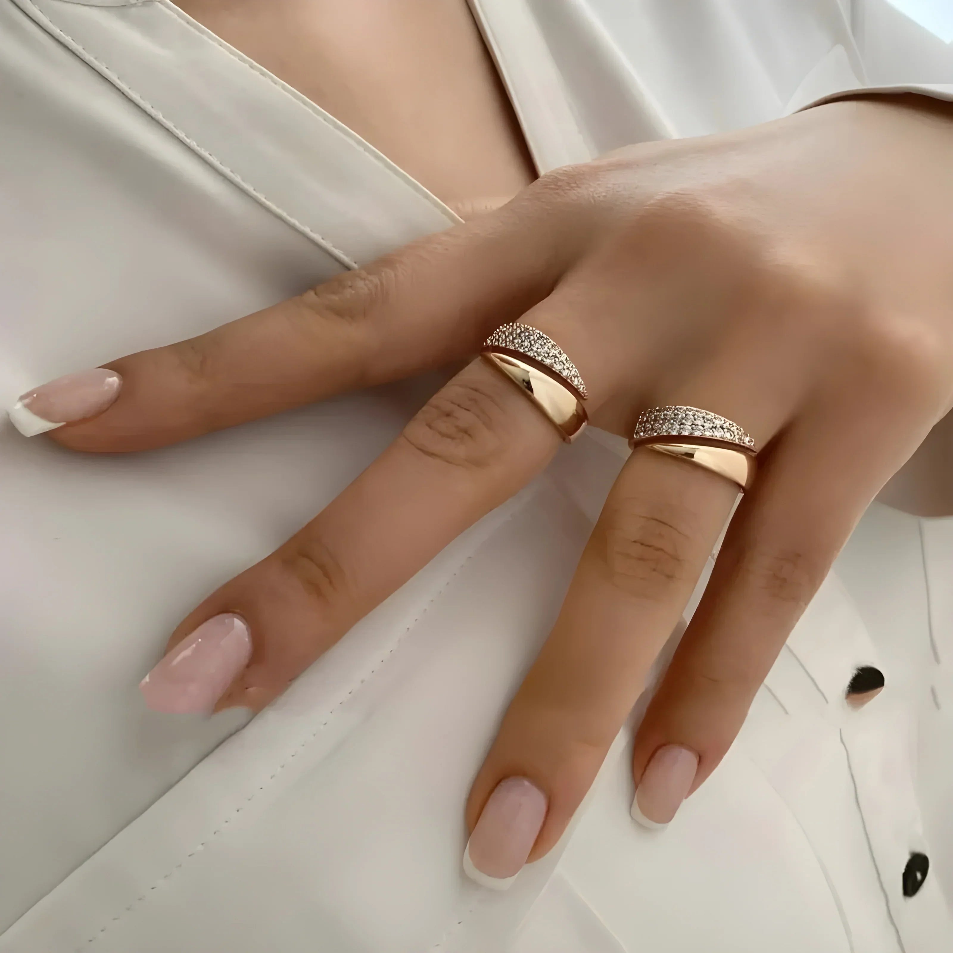 Emiko – Ring aus Gelbgold mit Strahlenden Steinen