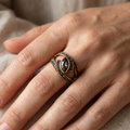 Amena – Stilvoller Ring aus dunklem Kristall
