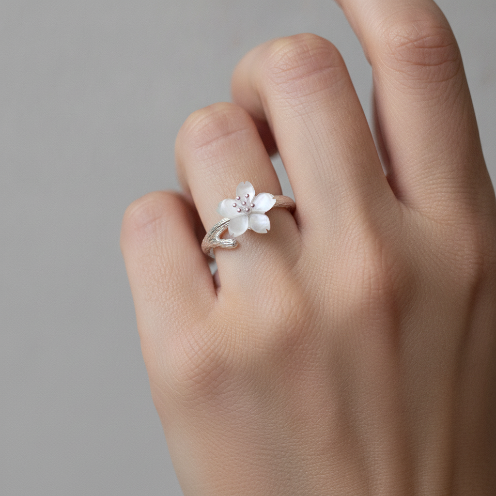 Lilou – Verstellbarer Vintage-Ring mit Weißer Blume