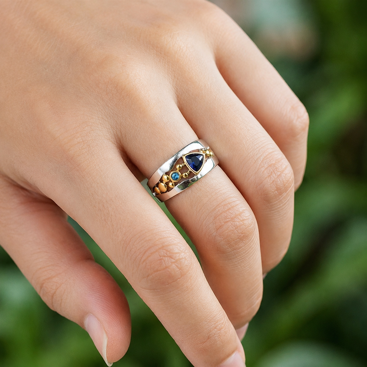 Ricca – Vintage-Ring mit leuchtendem blauen Kristall