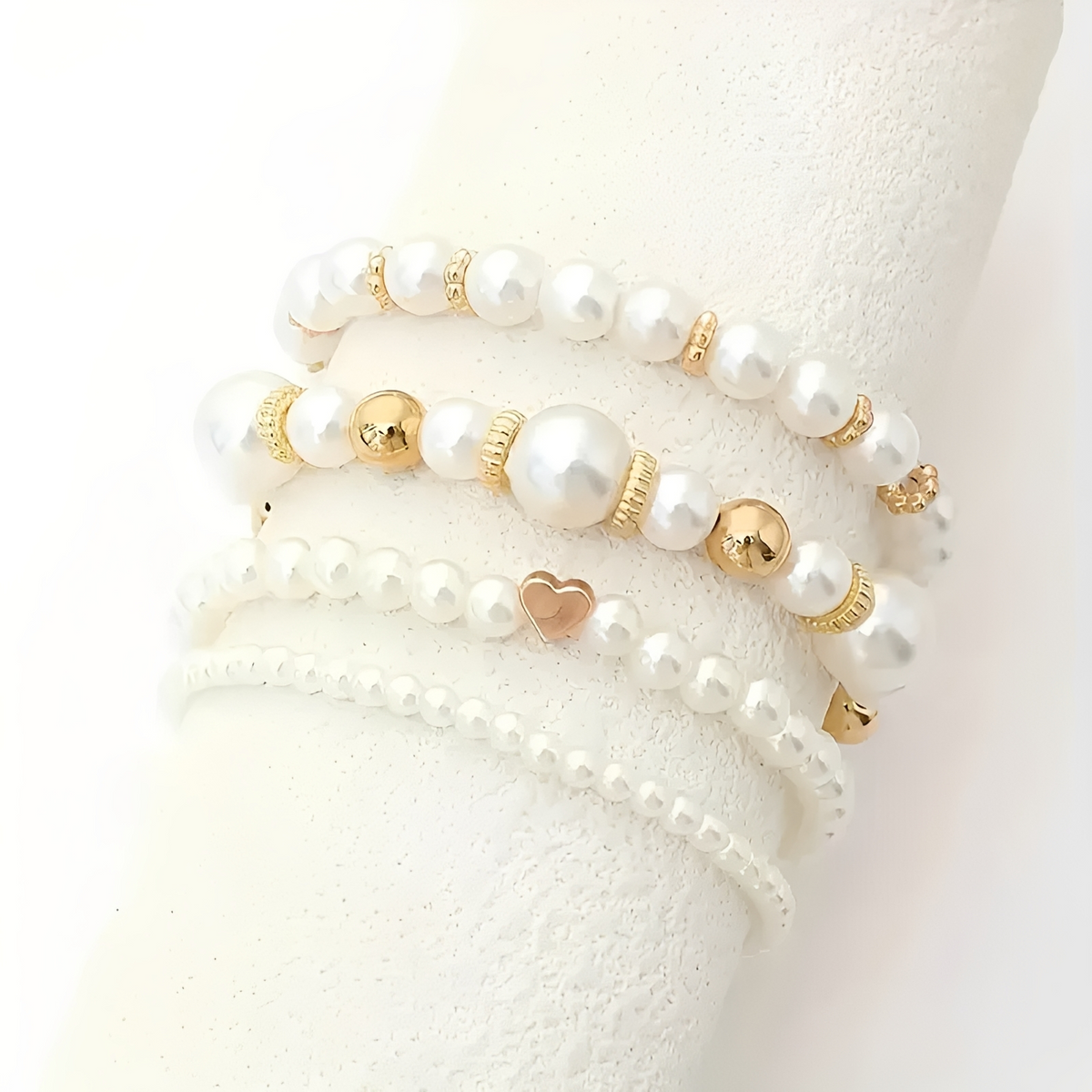 Damen 4-teiliges stapelbares Armband-Set mit Perlendetails und Herzanhänger