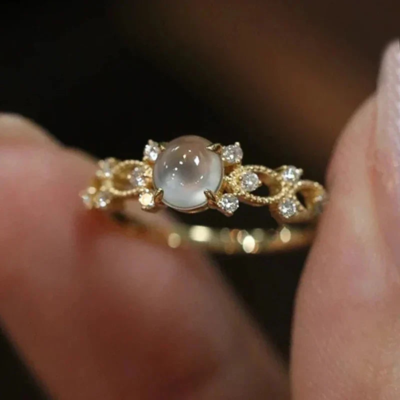 Sienna – Ring mit Mondstein Handgefasst