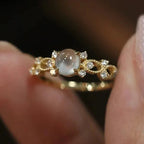 Sienna – Ring mit Mondstein Handgefasst
