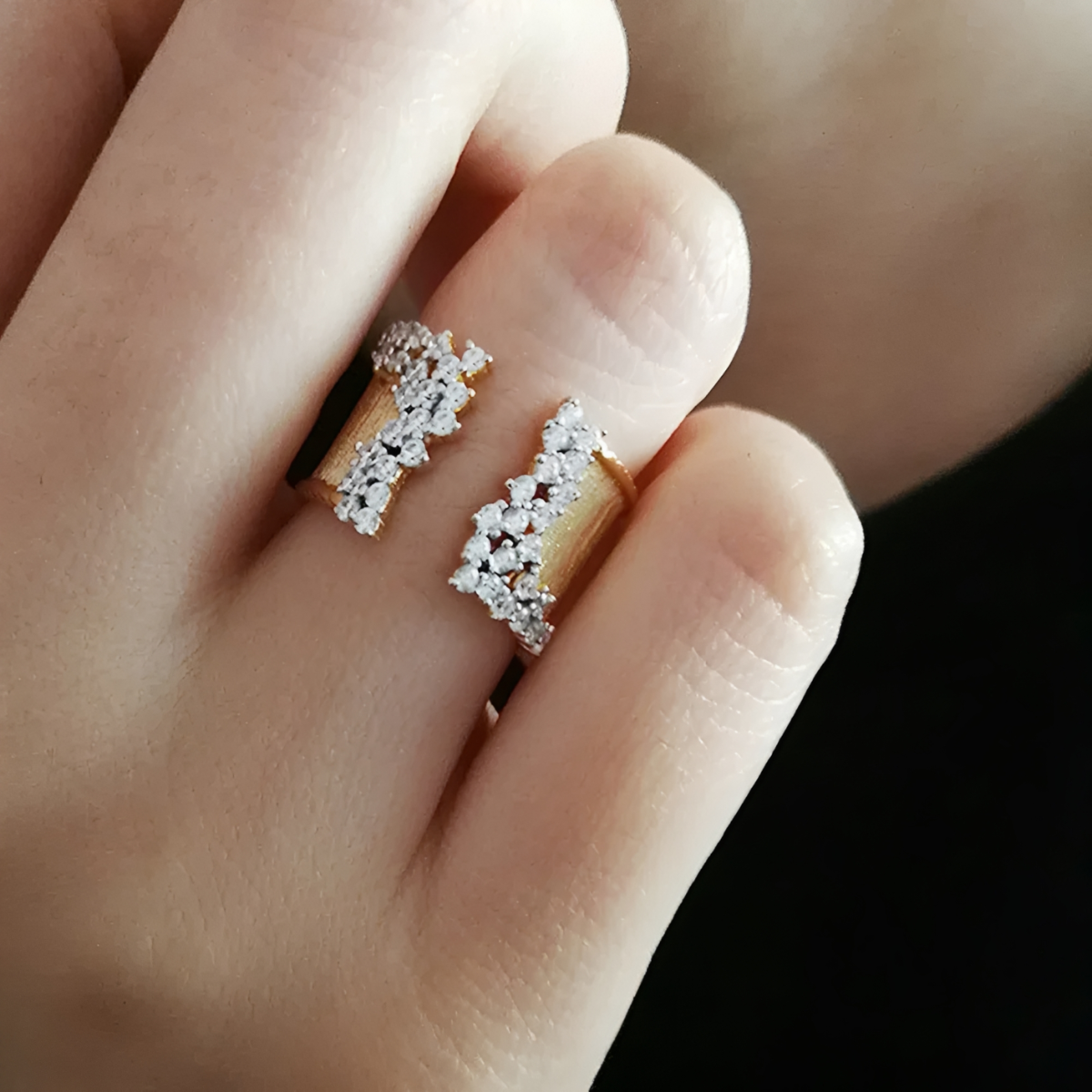 Damen verstellbarer offener Statement-Ring mit strukturiertem Band und Steindetails
