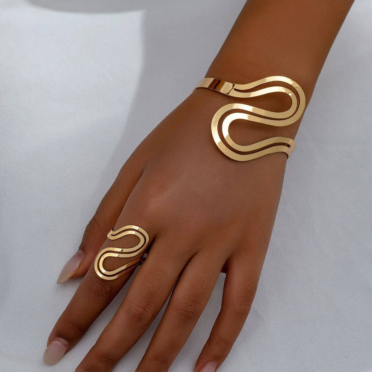 Damen verstellbares Armband- und Ring-Set mit zeitgemäßem Wirbeldesign