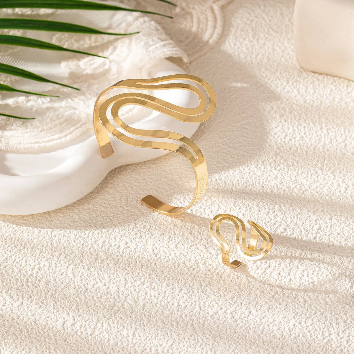 Damen verstellbares Armband- und Ring-Set mit zeitgemäßem Wirbeldesign