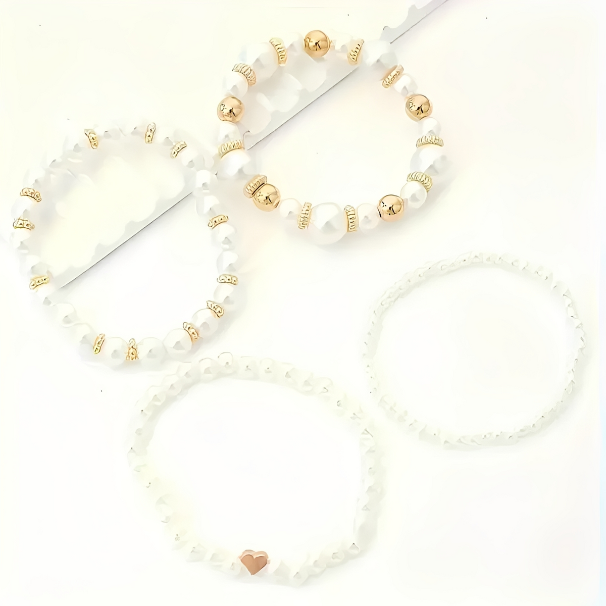 Damen 4-teiliges stapelbares Armband-Set mit Perlendetails und Herzanhänger