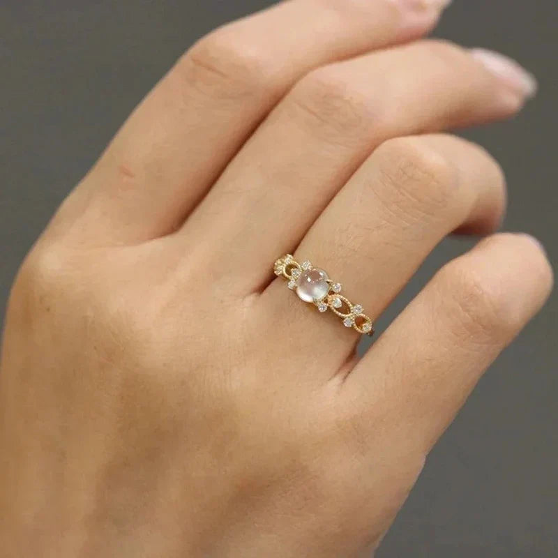 Sienna – Ring mit Mondstein Handgefasst