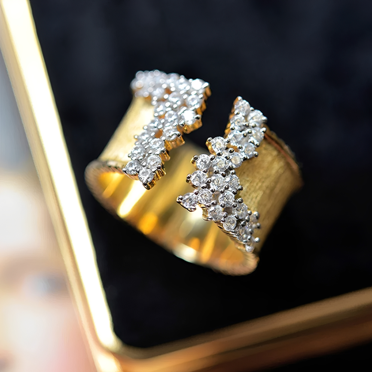 Damen verstellbarer offener Statement-Ring mit strukturiertem Band und Steindetails
