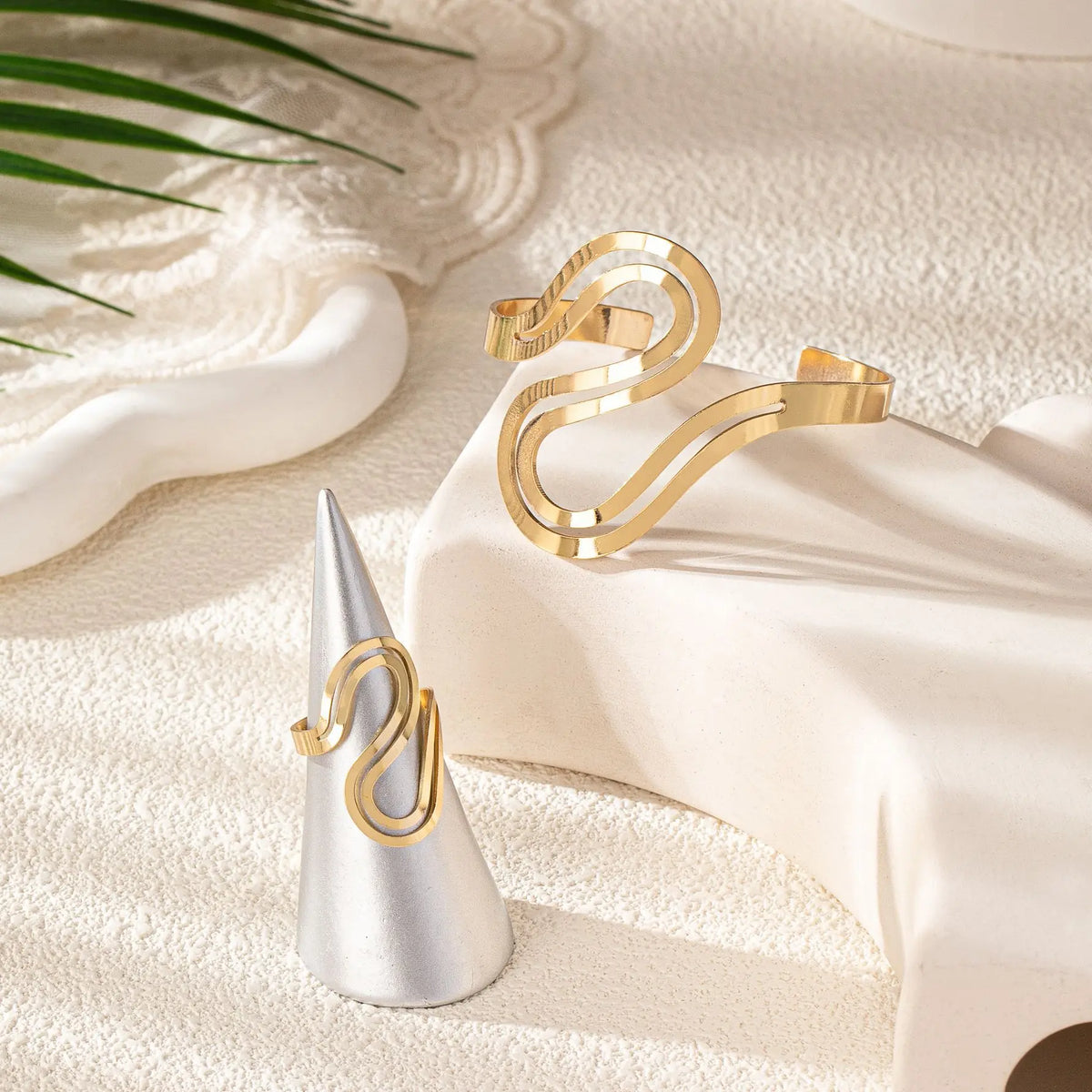 Damen verstellbares Armband- und Ring-Set mit zeitgemäßem Wirbeldesign