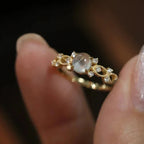 Sienna – Ring mit Mondstein Handgefasst