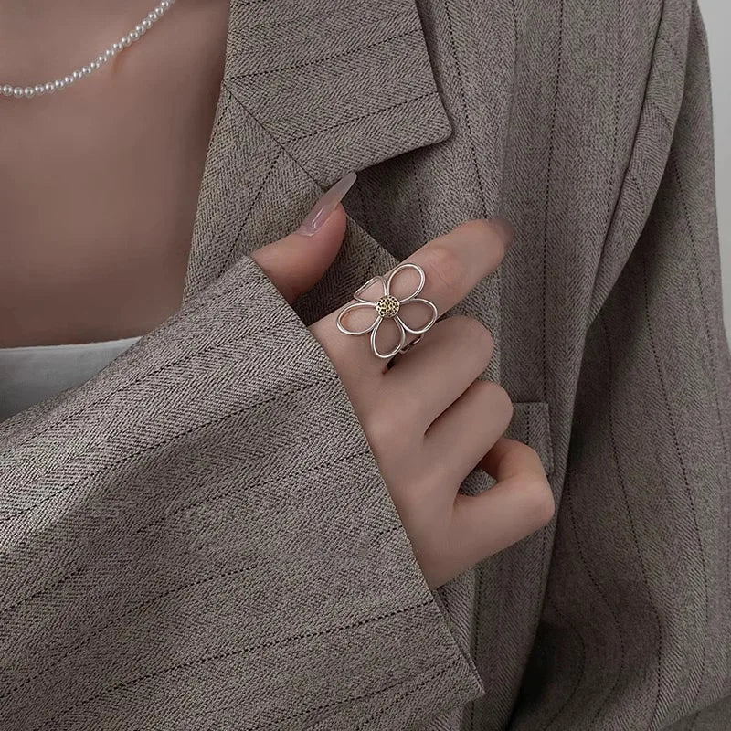 Alizee – Ring mit Blütenblatt-Design