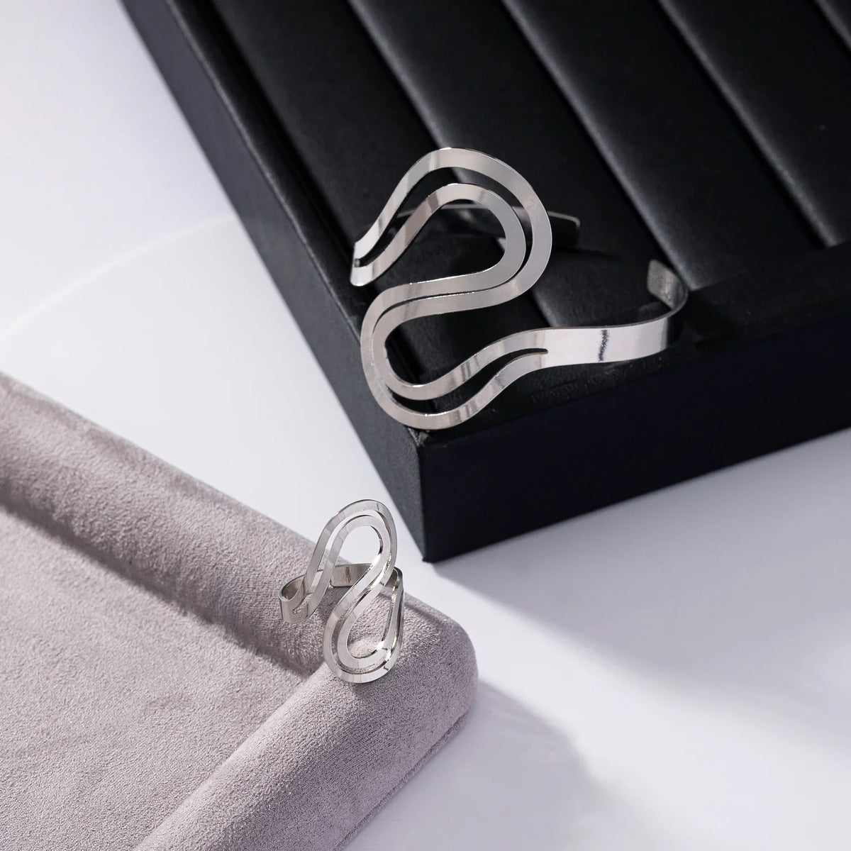 Damen verstellbares Armband- und Ring-Set mit zeitgemäßem Wirbeldesign