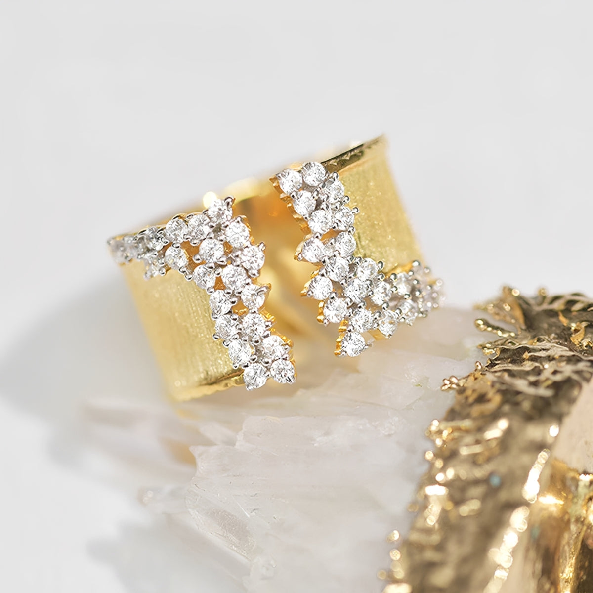 Damen verstellbarer offener Statement-Ring mit strukturiertem Band und Steindetails