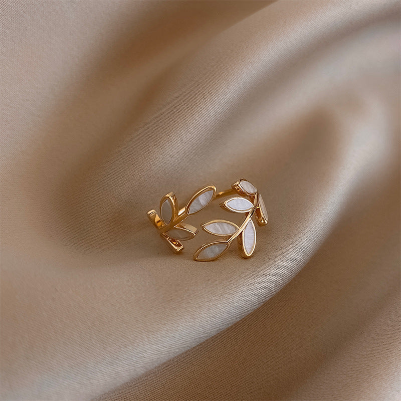 Sylvie – Offener Ring aus Silber und hellem Opal